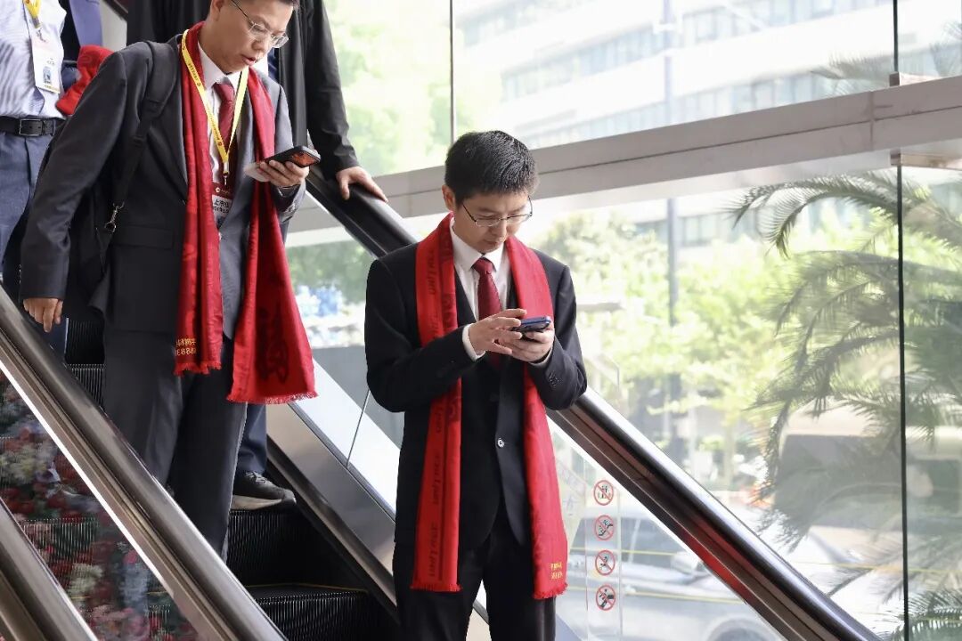 宇樹上市首日,身家超千億元的王興興,表情平靜得像「打工人」 - 新浪香港