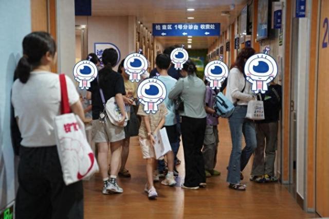 临近开学，广州爱尔眼科医院挤满前来就诊的小朋友和家长