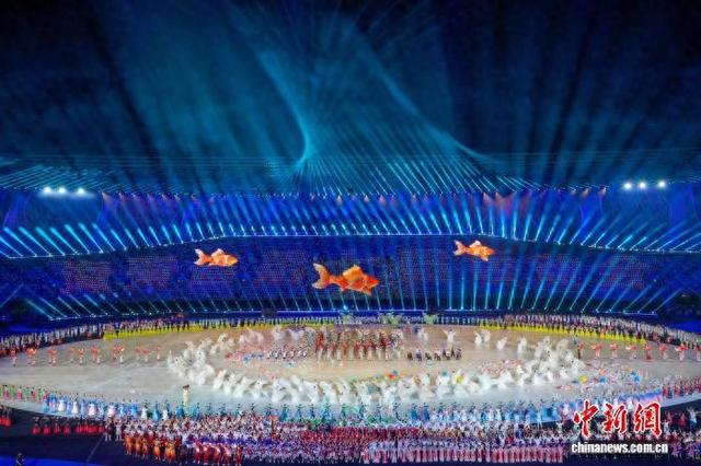 8月16日晚，海南省第七届运动会开幕式在琼海市文体中心体育场举行。图为开幕式现场。 中新社记者 骆云飞 摄