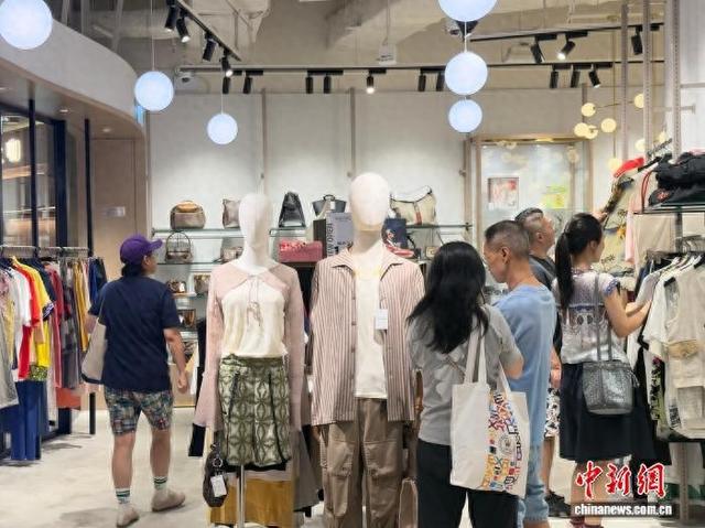 8��15�գ������ͭ����ϣ���㳡��RAGTAG�ŵ��ڣ��˿�������ѡ���ŷ��Ρ����ŵ꿪ҵԼ����£����¿�����ʢ�������� ��