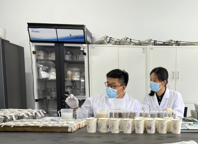 承德保护项目团队成员在做修复材料筛选实验。