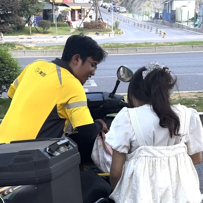 23岁女孩严重脊柱侧弯，相恋5年男友每天跑14小时外卖凑手术费，走红后被骂“躺着赚钱”，当事人发声