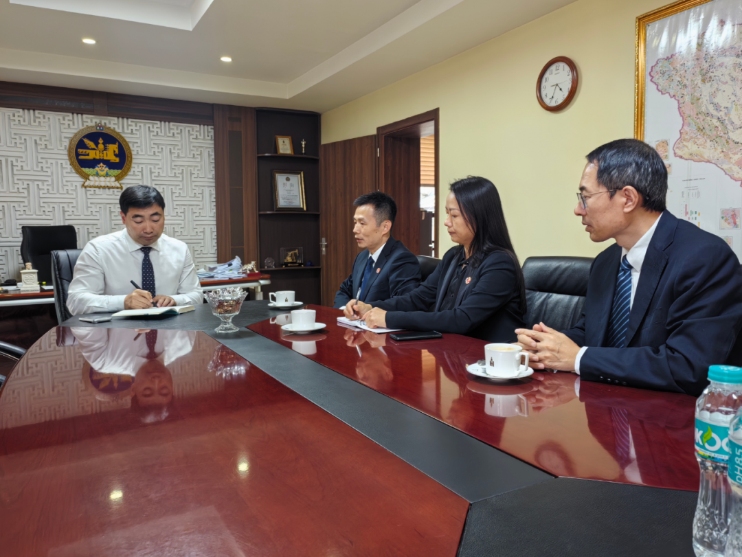 8月18日，曹利临时代办约见蒙古工矿部国务秘书达希普日布，经商处参赞刘京志在座。