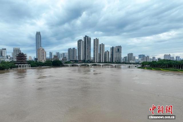图为邕江边低洼地带被淹。（无人机照片） 陈冠言 摄
