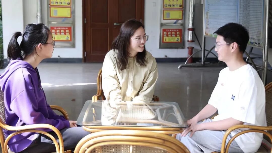 镇江市一位导师在与学生交流。镇江市教育局供图