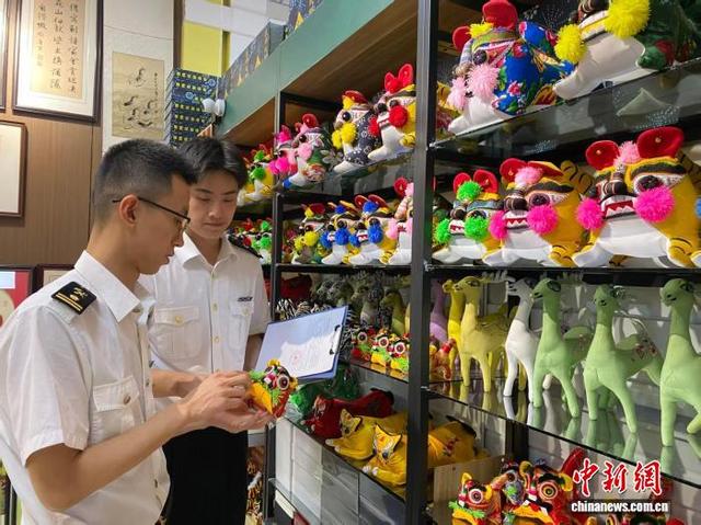 图为兰州海关所属平凉海关开展知识产权海关保护业务“一对一”指导帮扶。(资料图) 聂都 摄
