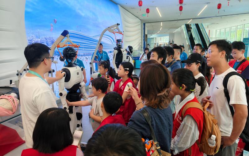 天工系统测试工程师丁明爽（左）逐一介绍了四台机器人的功能及参赛项目。 新京报记者米潇楠 摄