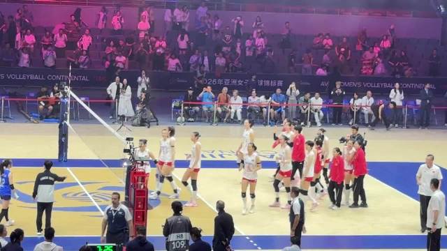 中国女排3-0胜中国台北，赛后海峡两岸队员温情合影
