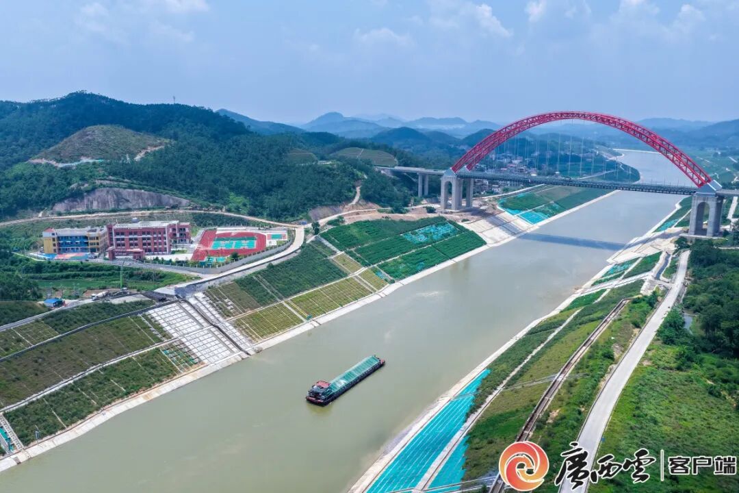 一艘试验船经过平陆运河旧州特大桥和运河石桥小学附近水域。周军 摄