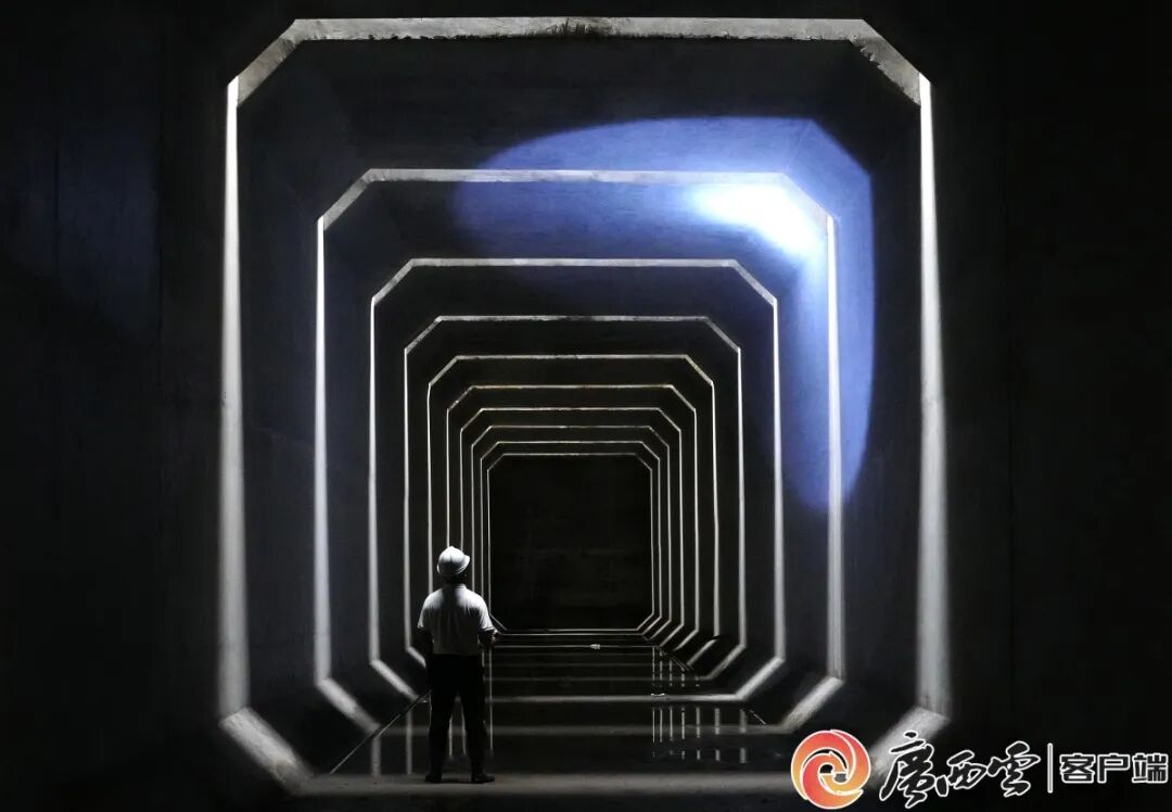 5月15日，马道枢纽最底部，工作人员在如“时光隧道”般的输水廊道内进行巡检。周军 摄