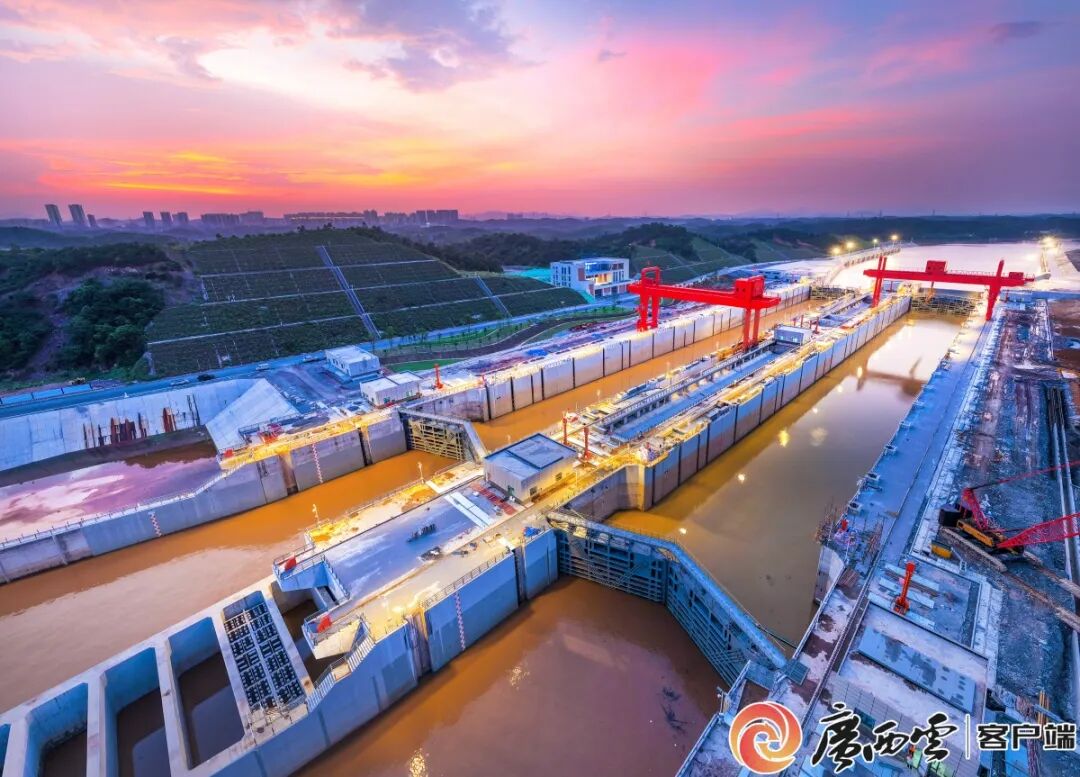 8‌月8日晚，平陆运河青年枢纽船闸灯火通明，一条新黄金水道静待通航。周军 摄