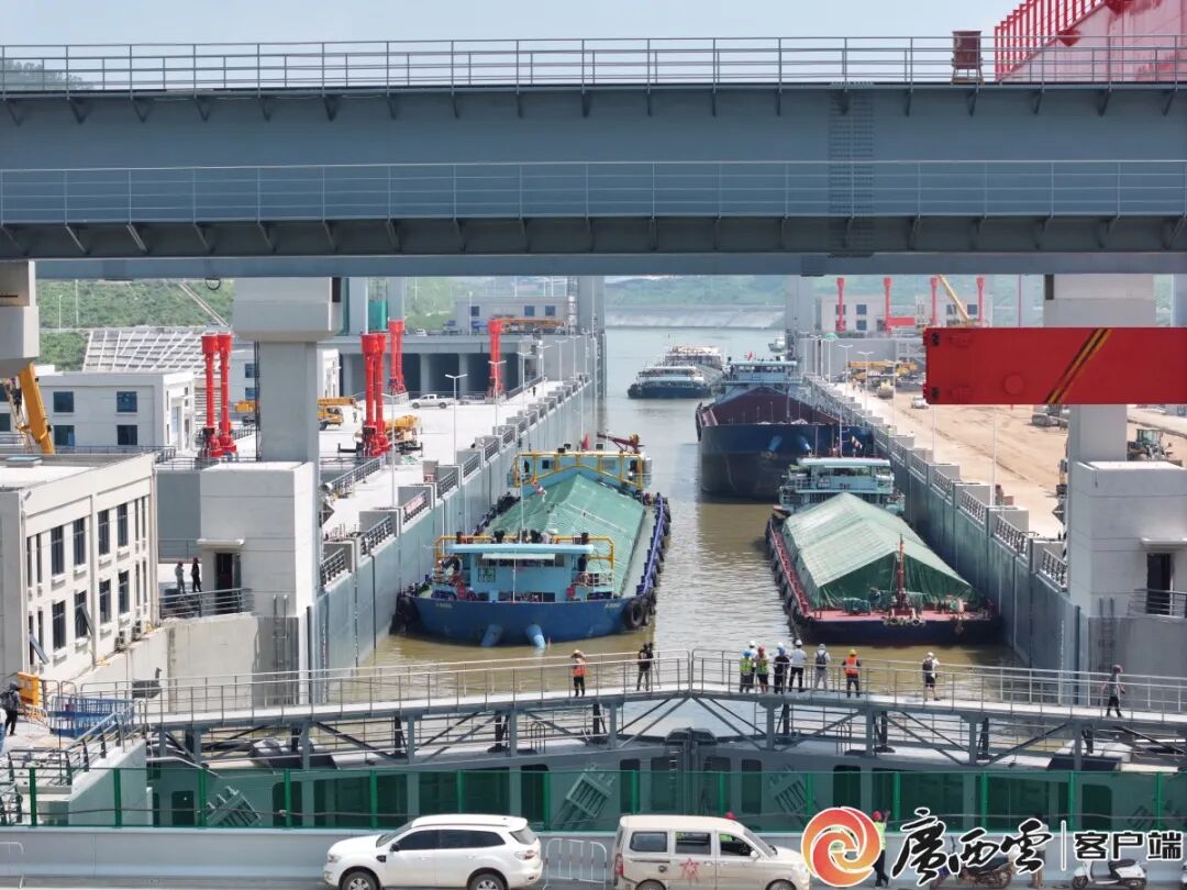 8月12日，平陆运河实船试验正式启动。图为试验船经过马道枢纽船闸。广西云-广西日报记者 游拥军 摄