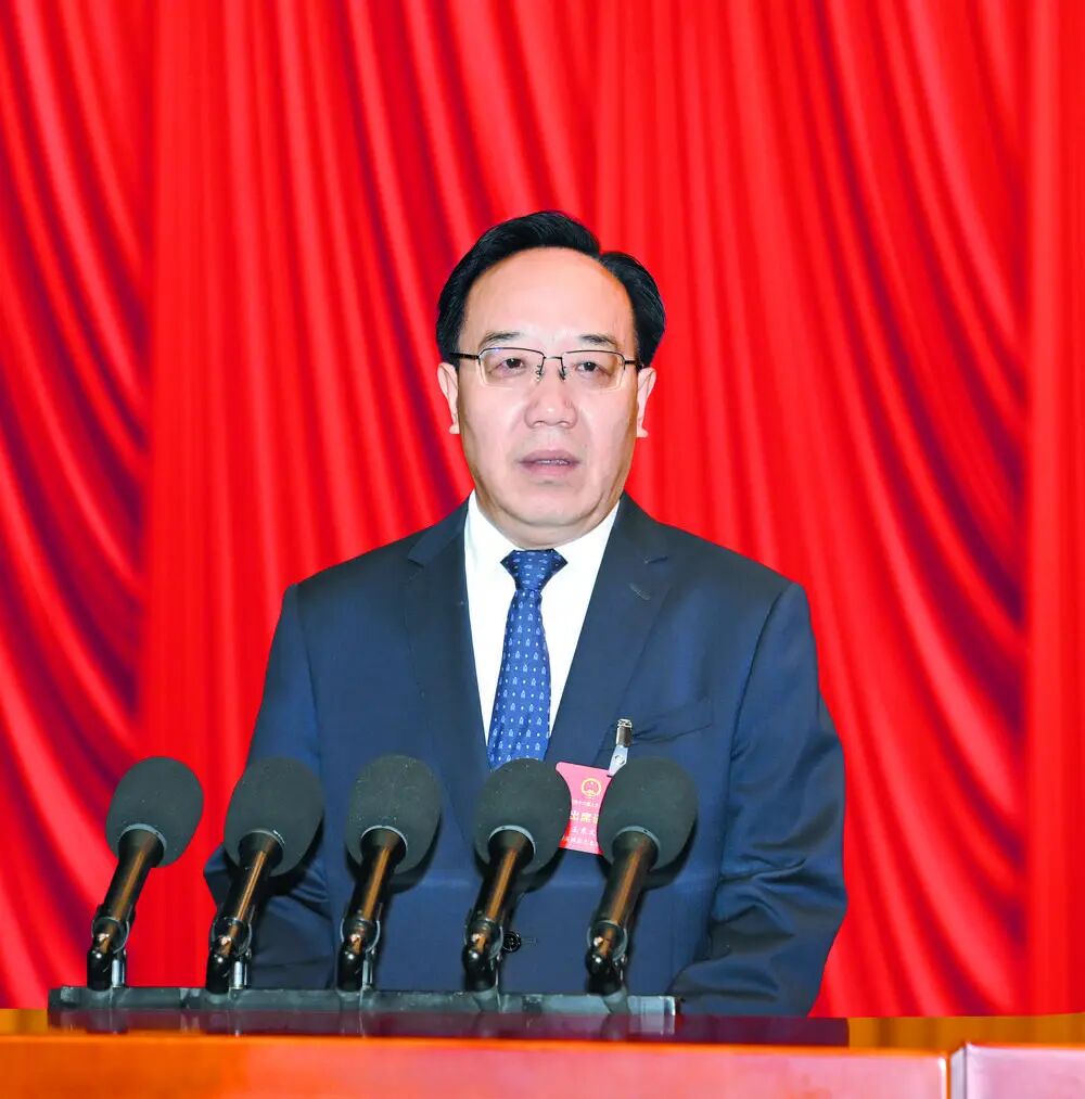 王素文作政府工作报告。