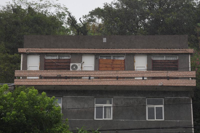 8月9日，玉环市坎门街道居民楼房的窗户已提前加固木板，应对台风登陆。 新华社
