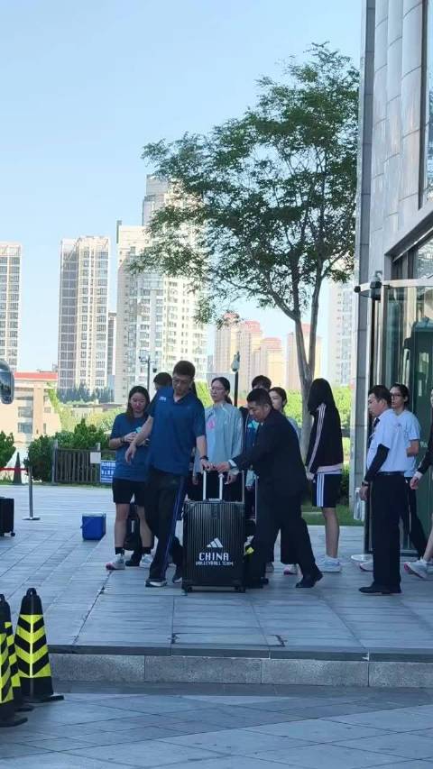 中国女排亚锦赛夺银，球迷送别转战亚运会