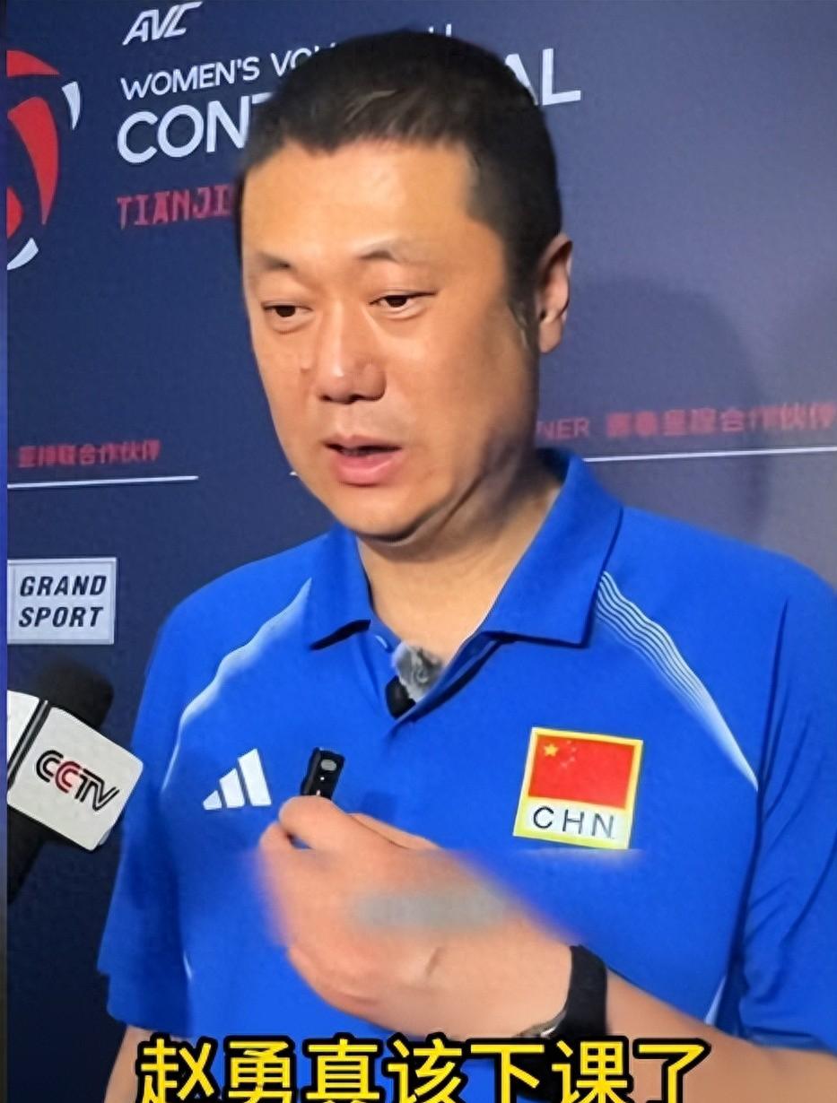 中国女排痛失冠军仅1天,恶心的一幕出现了,主教练赵勇惨遭质疑