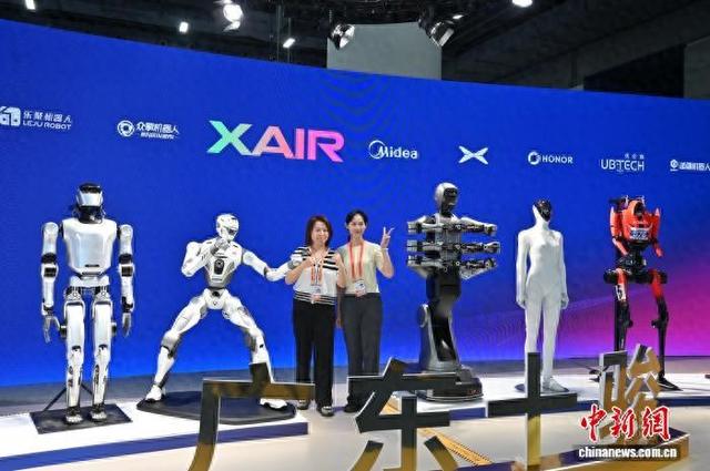 9月4日，第二十一届中国国际中小企业博览会具身智能展上，广东人形机器人整机企业携“明星产品”亮相。中新社记者 陈楚红 摄