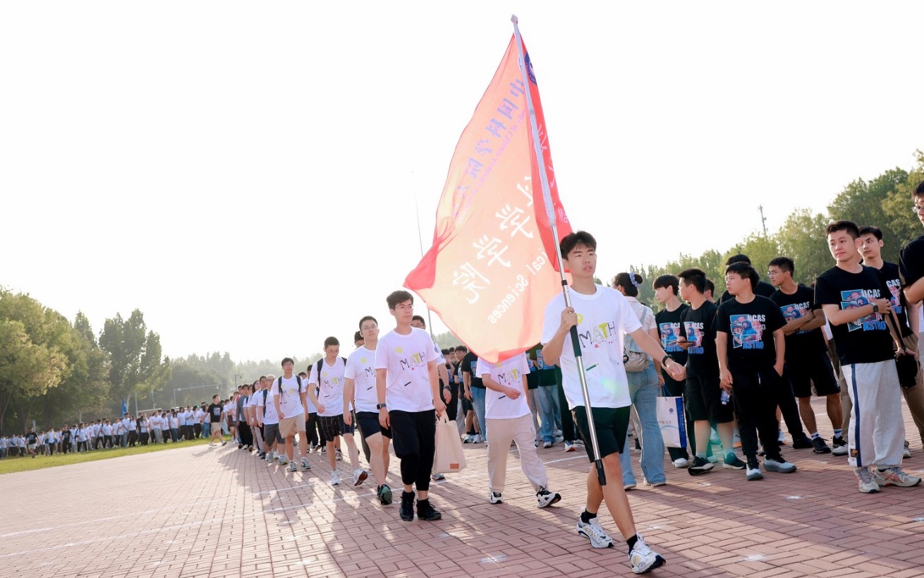 中國科學院大學各培養單位的學生們入場。 受訪者供圖