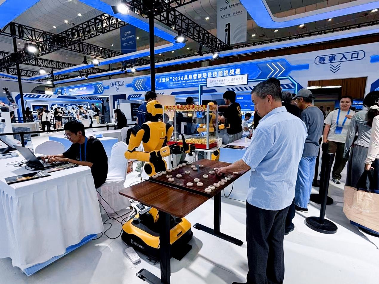 觀眾與機器人下象棋。新京報記者揭明玥 攝