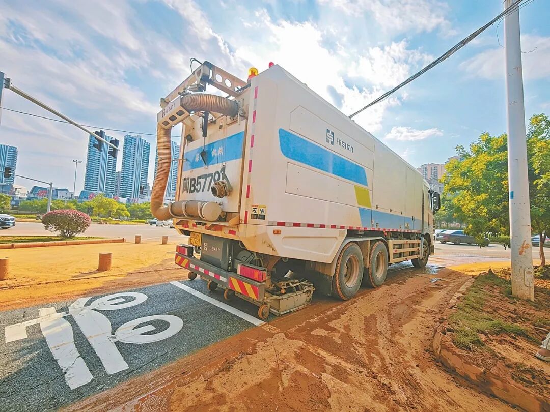 海山机械道路污染清除车在清洁路面 林爱玲/摄