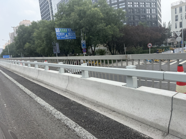 橋區邊防撞墩安裝。北京市交通委供圖