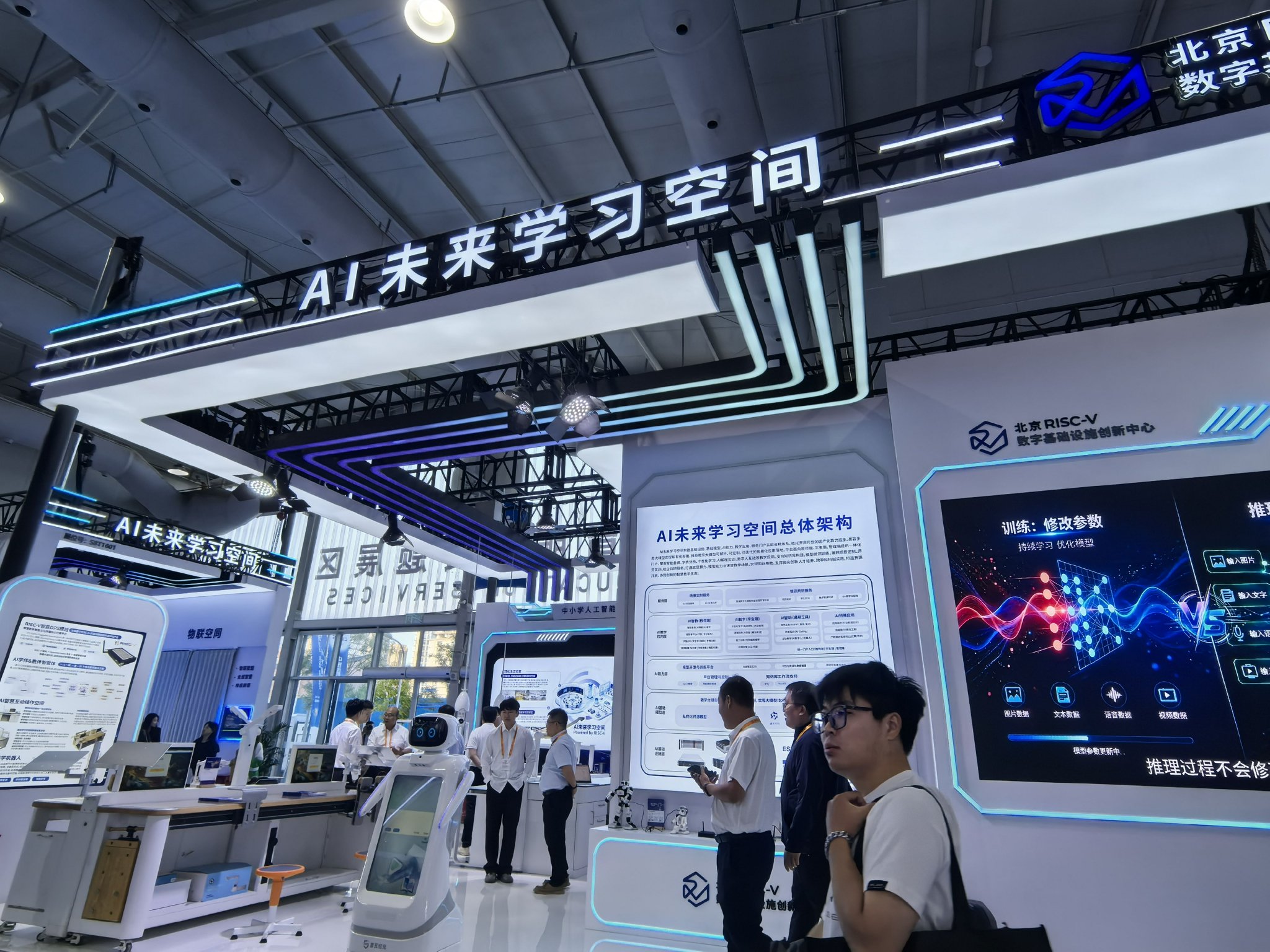AI未來學習空間內，再現了AI理化生實驗室等教育場景。新京報記者 楊菲菲 攝