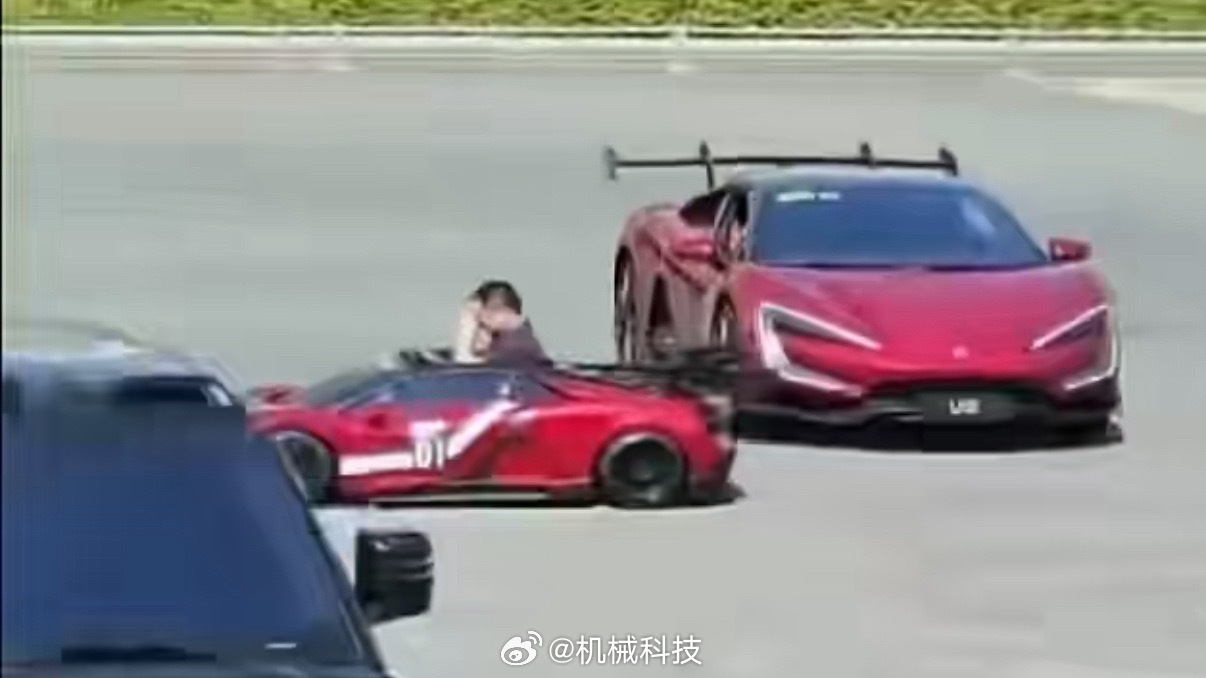 比亚迪的首款儿童车，仰望 U9 的缩小版，小仰望来喽，竟然还能玩<em>漂移</em>