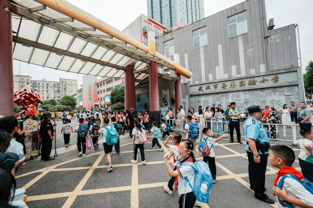▲2026年9月1日，武汉市中小学生、幼儿园小朋友迎来新学年，首批“20后”适龄儿童走进小学课堂 图据视觉中国