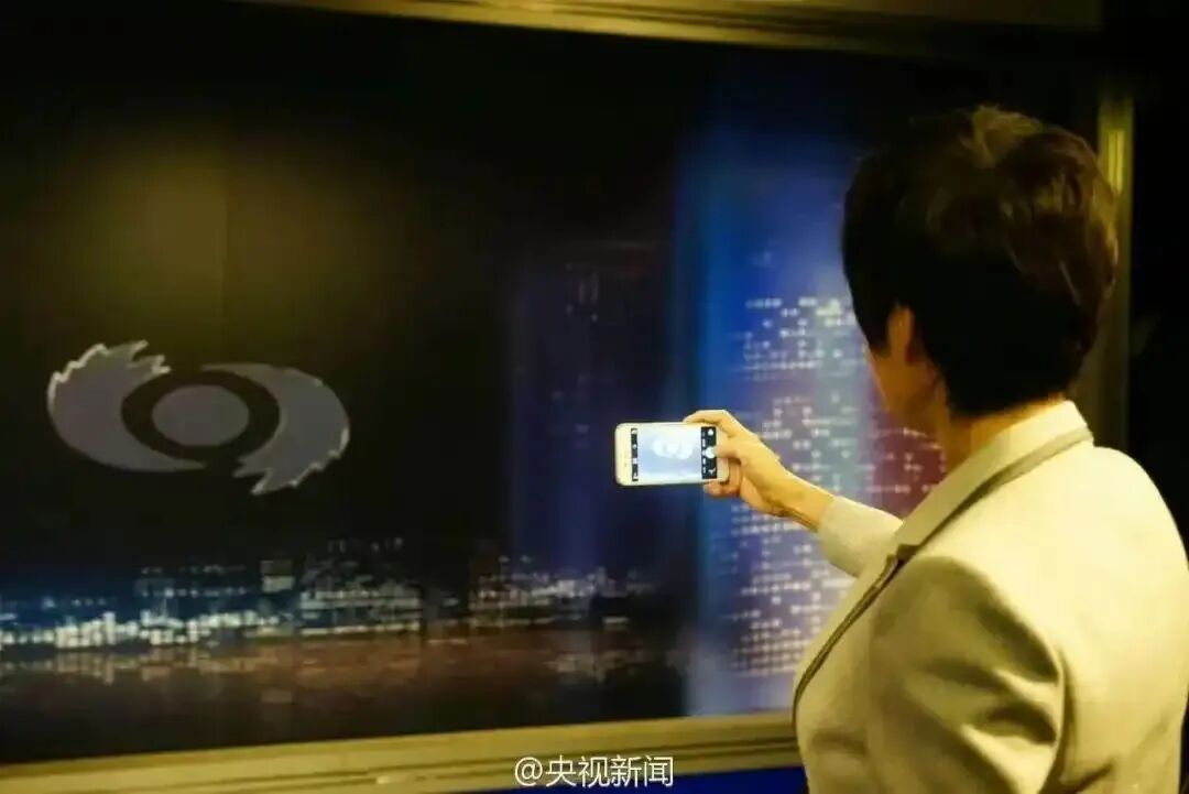 图为敬一丹拍照告别《焦点访谈》
