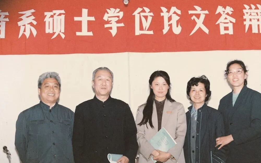1986年，敬一丹（中）參加北京廣播學院播音系碩士論文答辯。 圖片來源於中國傳媒大學校友會公眾號