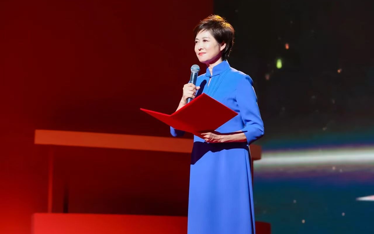 2024年9月26日，敬一丹在學校70週年校慶晚會上講述校友故事。圖片來源於中國傳媒大學校友會公眾號