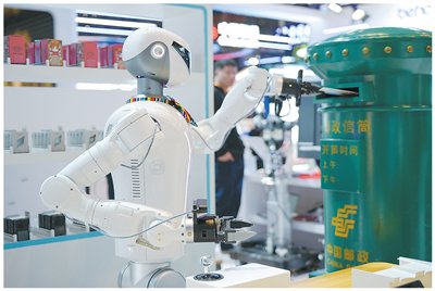 「無人郵局」機器人為信件加蓋郵戳後投入信筒。記者 徐宏岩攝