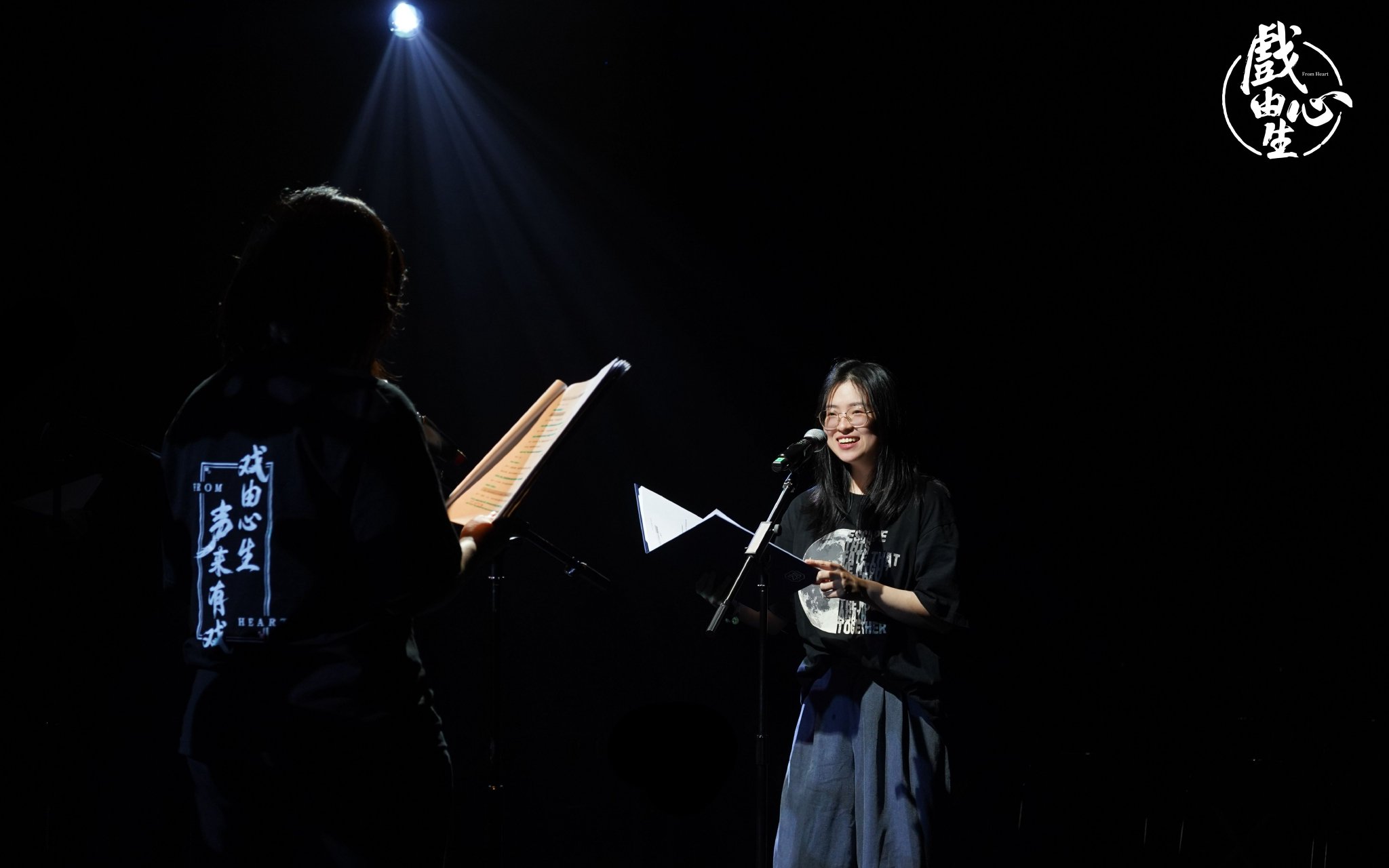 趙嶺的學員排演的教學實踐聲演劇《心牆》劇照，在趙嶺的設想中，立麥和台詞本都很重要。受訪者供圖