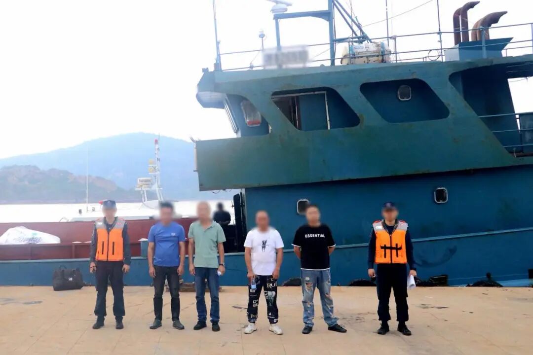 查获涉案船舶及人员。宁波海警局供图