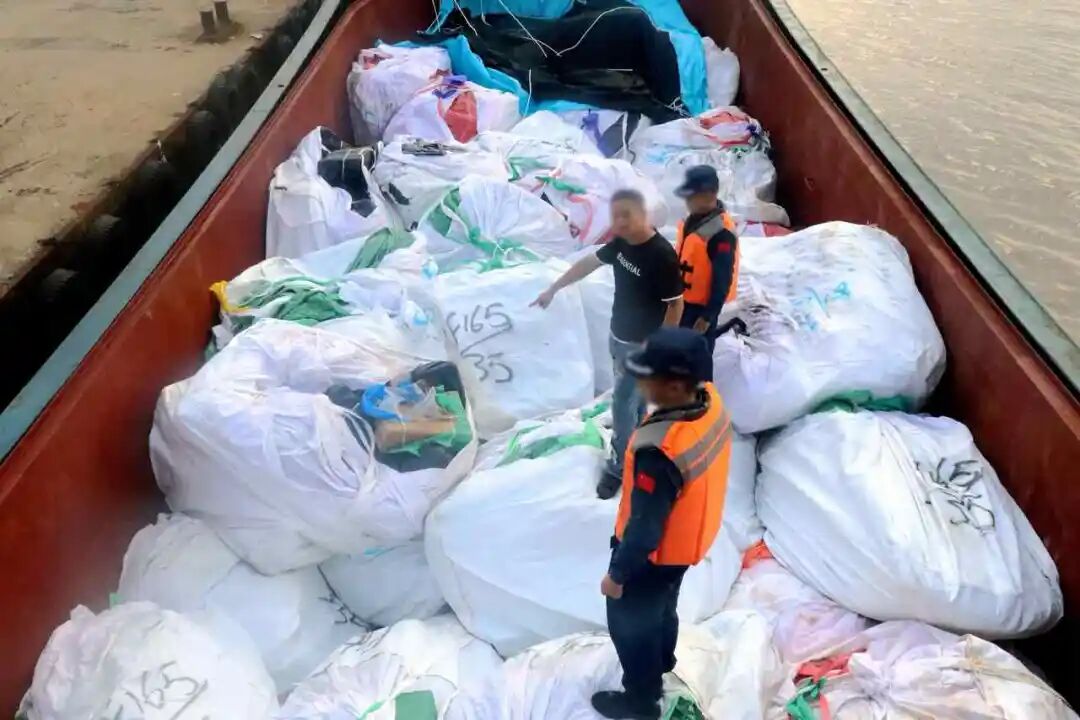 嫌疑人指认涉案冻品。宁波海警局供图