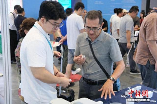 9月15日，参观者在第十二届亚洲教育装备博览会现场了解无线教学扩声系统。曹丹 摄