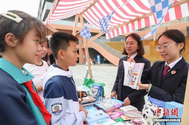 图为学生了解法律知识。中新社记者 马铭言 摄