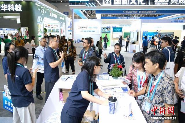 9月15日，参观者在第十二届亚洲教育装备博览会展台驻足。曹丹 摄