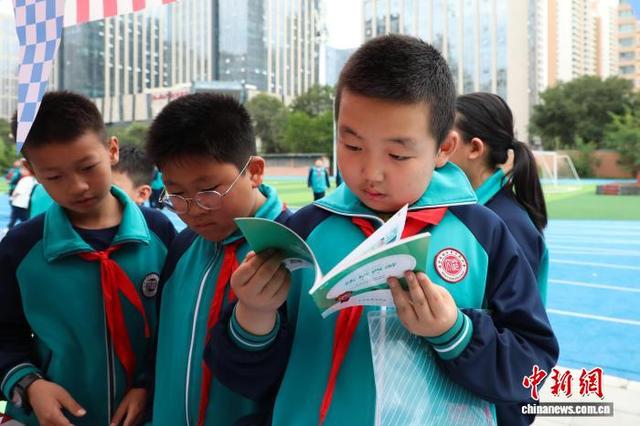 图为学生观看科普书籍。中新社记者 马铭言 摄