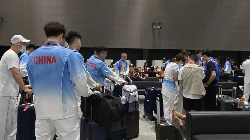 中國羽毛球隊在機場交通中心內查詢如何前往酒店。新華社記者 趙紫羽 攝