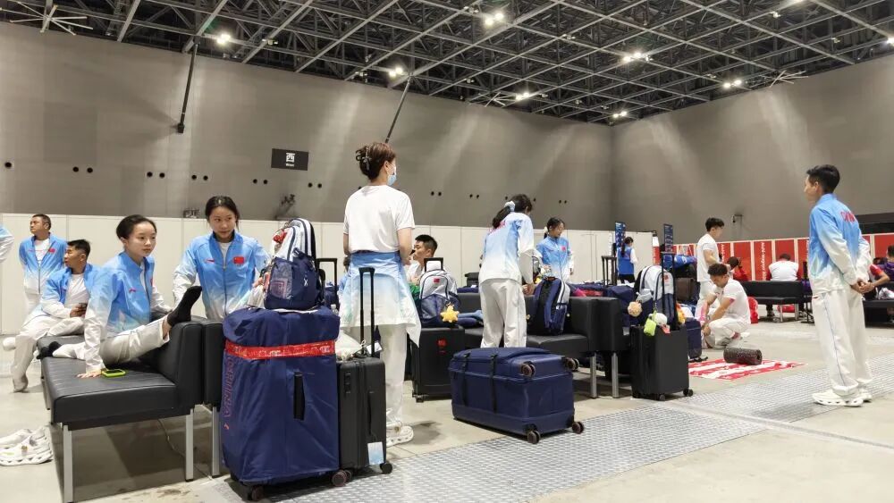 中國體操隊在機場交通中心等待。新華社記者 趙紫羽 攝
