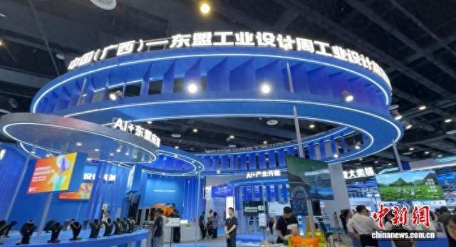 图为梧州科技宝石AI创新应用成果在中国(广西)—东盟工业设计周工业设计精品展馆展出。冼振宇 摄