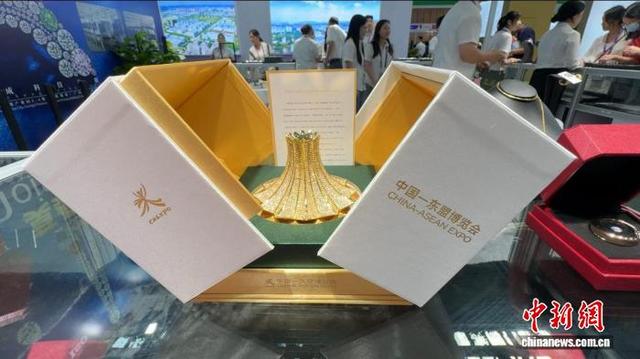 图为广西喜荟天成科技有限公司在东博会上展销多款设计精美的产品。冼振宇 摄