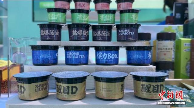 图为新式“胶囊茶”在东博会上展销。冼振宇 摄