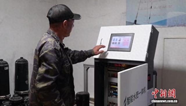 图为马腾江正在操作水肥一体机。单德志 摄