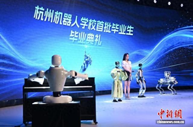 9月17日，杭州机器人学校首批毕业生毕业典礼在浙江杭州举行。王刚 摄