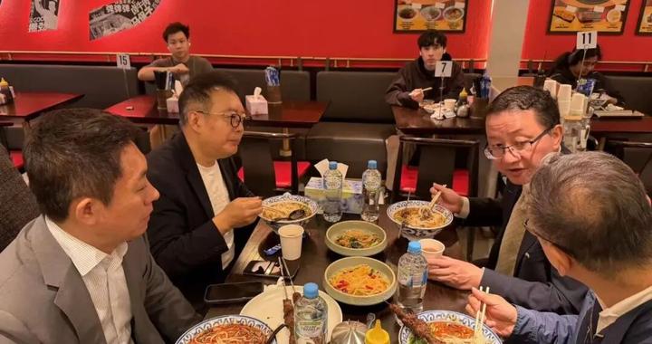 驻澳大使刘劲松出差期间走访悉尼唐人街中餐馆，吃兰州牛肉面