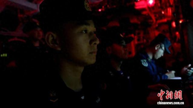 图为艇员队在岸港组织攻防小组训练。樊仕麟 摄