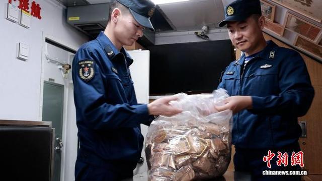 图为艇员拆装月饼。樊仕麟 摄