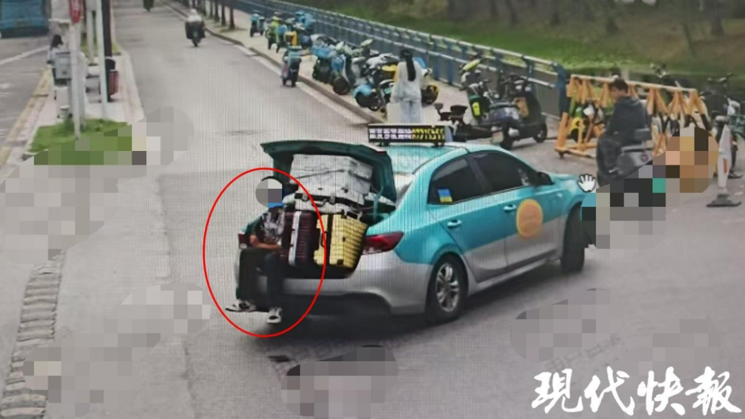 疾驰的出租车后备厢坐着一个人